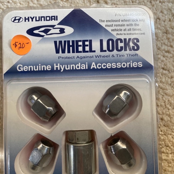 Hyundai Wheel Lock Set - Picture 1 of 1